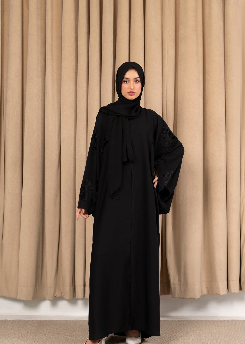 Noir Jalbab Abaya – Black Floor-Sweeping Kaftan with Velvet Embellishments