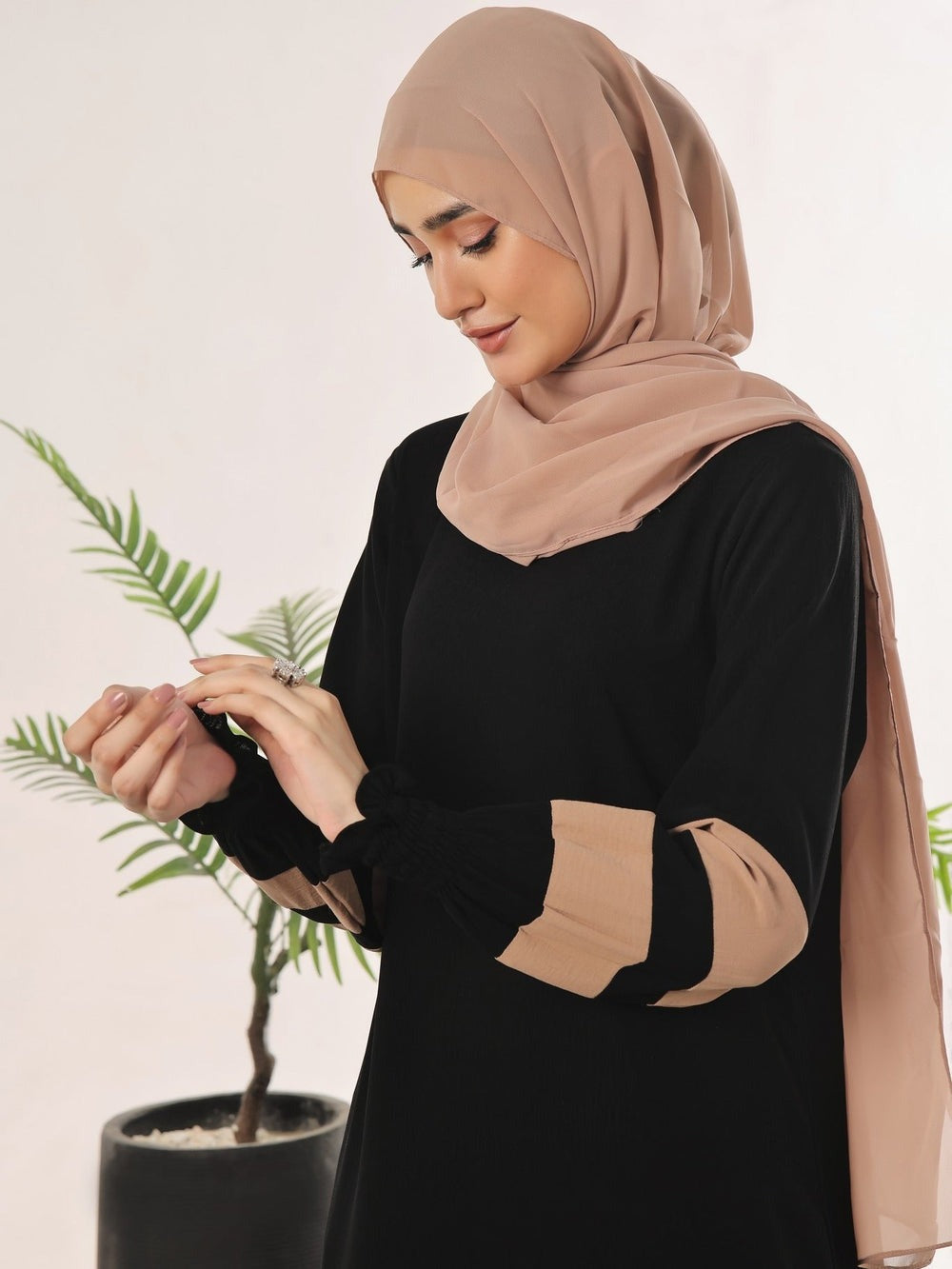Elegant Black Closed-Front Abaya with Korean Chiffon Sheila – Perfect for Daily Wear